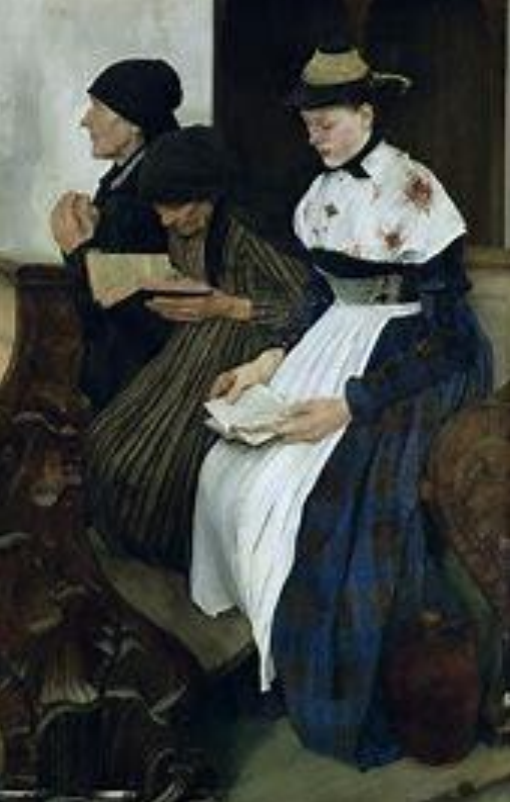 Drei Personen in historischer Kleidung sitzen nebeneinander auf einer Kirchenbank und lesen